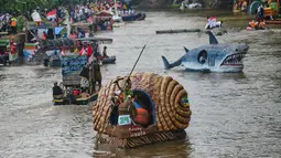 Terdapat 43 perahu dengan beragam hiasan, yang terbuat dari sampah daur ulang seperti botol kayu bekas, berparade ambil bagian dalam kemeriahan Festival Cinta Lingkungan (Cilung). (merdeka.com/Arie Basuki)