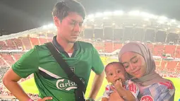 Rizky Billar mengajak putra dan istri menyaksikan pertandingan sepak bola secara langsung. Sayangnya, kelub kesayangannya kalah, Lesti tertawa senang. (Foto: Instagram/@rizkybillar)