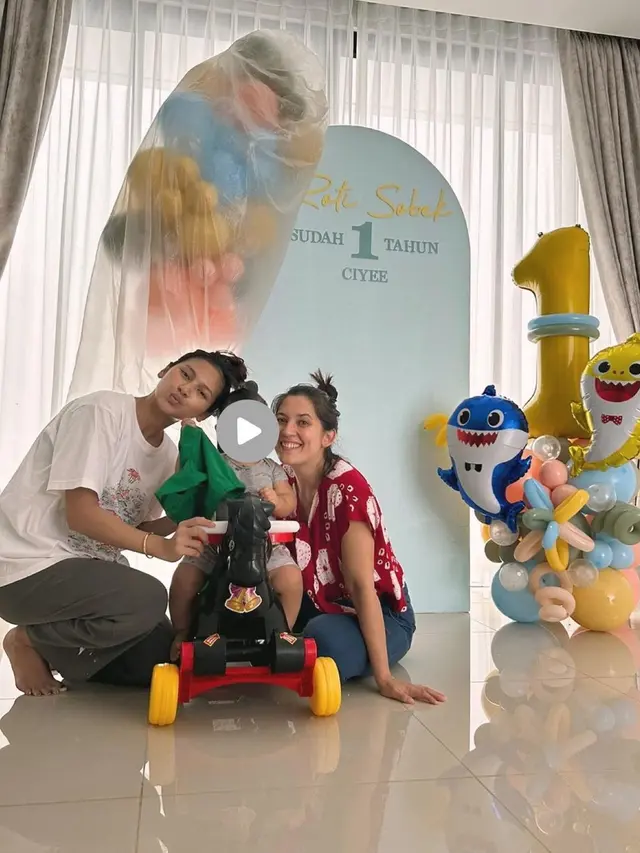 Ultah pertama anak Indah Permatasari dan Arie Kriting