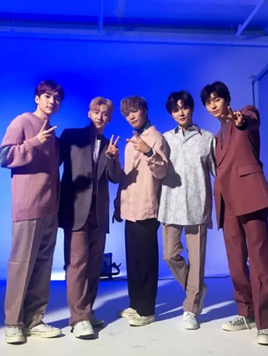 Boyband asal Korea Selatan, NU'EST juga tidak ingin ketinggalan. Konser yang bertajuk NU'EST TOUR " SEGNO " ini akan diselenggarakan di Istora Senayan pada 3 Agustus mendatang. (Liputan6.com/IG/nuest_official)