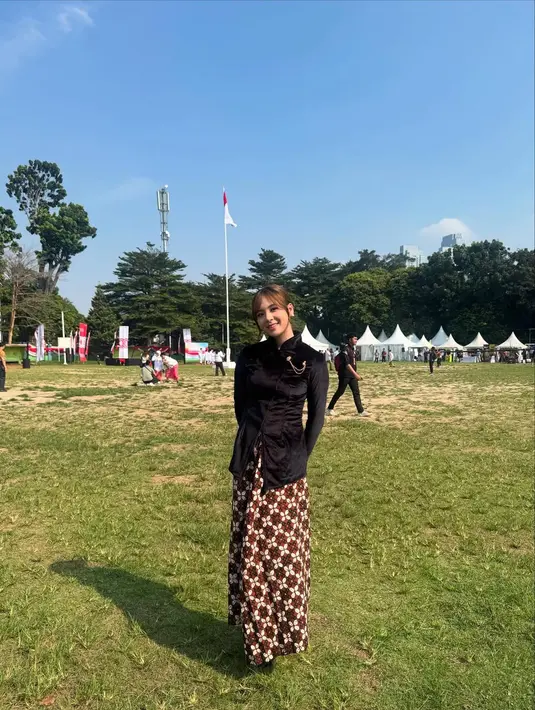 Zee JKT48 (Zee Asadel) tampil menawan dalam kebaya janggan velvet hitam yang dipadukan dengan kain batik cokelat dan bros emas sebagai pemanis. [@zeeasadel].