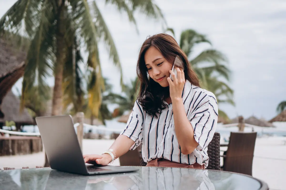 Seorang perempuan sedang bekerja di sebuah pantai (Foto Dok: Freepik/senivpetro)