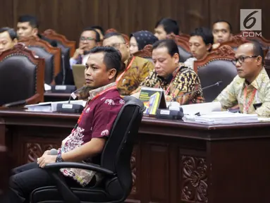 Saksi Tim Hukum Jokowi, Candra Irawan saat menjadi saksi dalam sidang lanjutan sengketa Pilpres 2019 di Gedung MK, Jakarta, Jumat (21/6/2019). Dalam sidang ini Tim hukum Jokowi menghadirkan empat orang saksi, Candra Irawan menjadi saksi yang pertama dalam persidangan. (Liputan6.com/Johan Tallo)