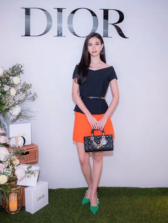 Hadir di acara Dior Beauty, Yuki Kato memadukan atasan boat neck berwarna hitam dan gold belt dengan mini skirt berwarna orange yang kontras. Warganet sebut Yuki Kato memiliki vibes seperti Jisoo BLACKPINK. Bagaimana menurut kamu? (instagram/yukikt)