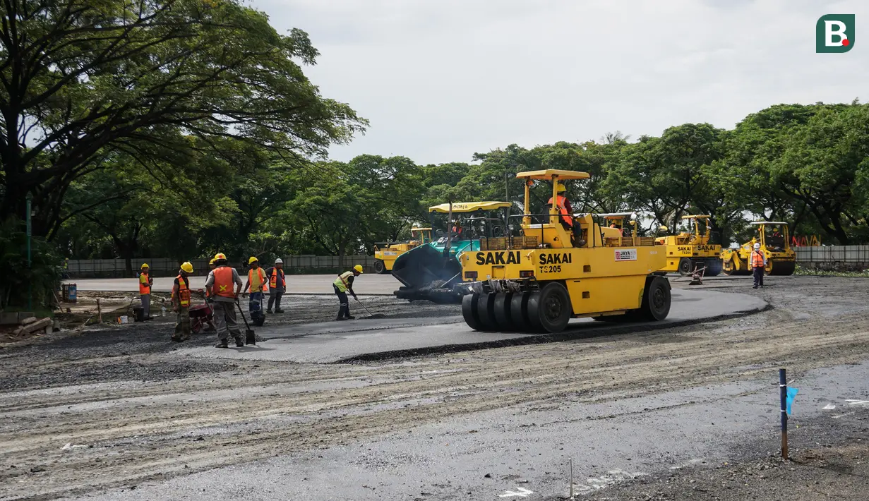 Aktivitas pekerja proyek pembangunan Sirkuit Formula E di kawasan Taman Impian Jaya Ancol, Jakarta Utara, Minggu (06/03/2022). Progres sirkuit sudah mencapai 52 persen pada hari ke-32 dan ditargetkan akan selesai pada bulan April 2022. (Bola.com/Bagaskara Lazuardi)
