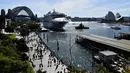 Pacific Explorer berlabuh di terminal penumpang luar negeri di Pelabuhan Sydney ketika otoritas Australia mencabut larangan kapal pesiar setelah relaksasi pembatasan Covid 19, Senin (18/4/2022). Australia melarang masuknya kapal pesiar pada Maret 2020 saat pandemi Covid-19 merebak. (SAEED KHAN/AFP)