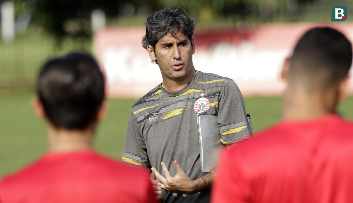 Pelatih Persija Jakarta, Stefano Cugurra Teco, memberikan arahan kepada anak asuhnya saat sesi latihan jelang laga Liga 1 di Lapangan Sutasoma, Jakarta, Jumat (07/12). Persija akan berhadapan dengan Mitra Kukar. (Bola.com/M Iqbal Ichsan)