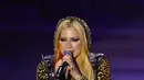 Penampilan Avril Lavigne di atas panggung Academy of Country Music Honours ke-15 di Ryman Auditorium di Nashville, Tennessee pada 24 Agustus 2022. Avril Lavigne tampil mengenanakan balutan busana bermotif macan tutul. (Brett Carlsen/Getty Images for ACM/AFP)