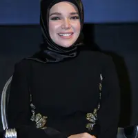 ‎"Pertama mainkan peran yang sudah dikenal banyak orang itu sulit. Kemudian dari segi script, konfliknya menarik. Kita senang karena sebagai pemain, yang dicari hal seperti ini," kata Dewi Sandra, Jumat (7/7/2017). (Adrian Putra/Bintang.com)