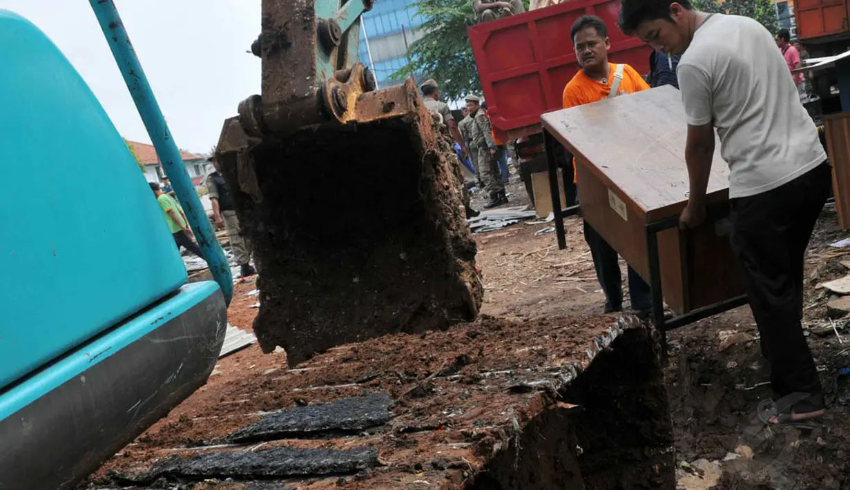 Warga tampak menyelamatkan barang-barangnya saat petugas satpol PP DKI membongkar lapak tersebut. (Liputan6.com/Johan Tallo)