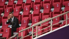 Mantan pemain dan kapten Inggris David Beckham duduk di tribun sebelum dimulainya pertandingan grup B Piala Dunia antara Inggris dan Iran di Stadion Internasional Khalifa, di Doha, Qatar, Senin (21/11/2022). David Beckham diketahui saat ini bekerja sebagai duta Piala Dunia 2022 di Qatar dengan kontrak senilai £10 juta. (AFP/Paul Ellis)