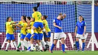 Pemain Brasil merayakan gol penalti Marta ke gawang Italia. (AFP/Denis Charlet)