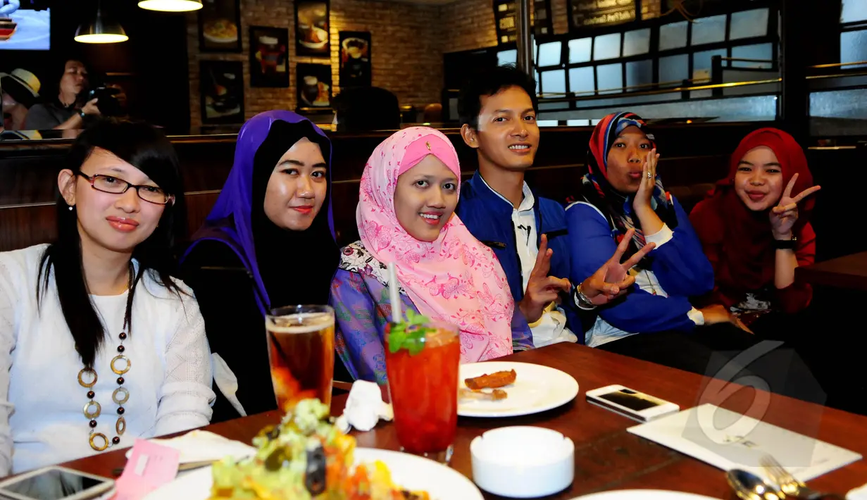 Aktor Fedi Nuril saat ngedate bareng lima orang fans yang beruntung dipilih tim Liputan6.com, di Brewerkz, Jakarta, Selasa (19/5/2015). (Liputan6.com/Faisal R Syam)