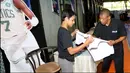 Mantan pemain NBA, Muggsy Bogues membubuhkan tanda tangan untuk putra Gubernur DKI Jakarta Anies Baswedan, Kaisar Hakam Baswedan di atas kaos pada acara Jr. NBA Indonesia 2018 di Cilandak Sport Center, Jakarta. (Liputan6.com/Fery Pradolo)