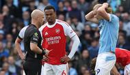 Erling Haaland dan Gabriel Magalhaes bersitegang pada laga Manchester City vs Arsenal dalam lanjutan Liga Inggris 2025/2026 di Etihad Stadium, Minggu (19/4/2026). (Darren Staples / AFP)