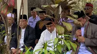 Anies Baswedan ziarah ke makam pahlawan KH Ahmad Sanusi di Sukabumi, (Liputan6.com/Istimewa)