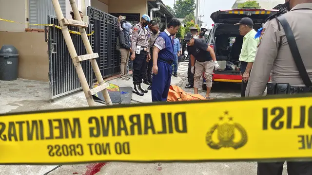 Sejumlah petugas Polsek Cinere mengevakuasi jenazah korban tersengat listrik di Perumahan Cinere Residence, Kecamatan Limo, Kota Depok. (Liputan6.com/Dicky Agung Prihanto)