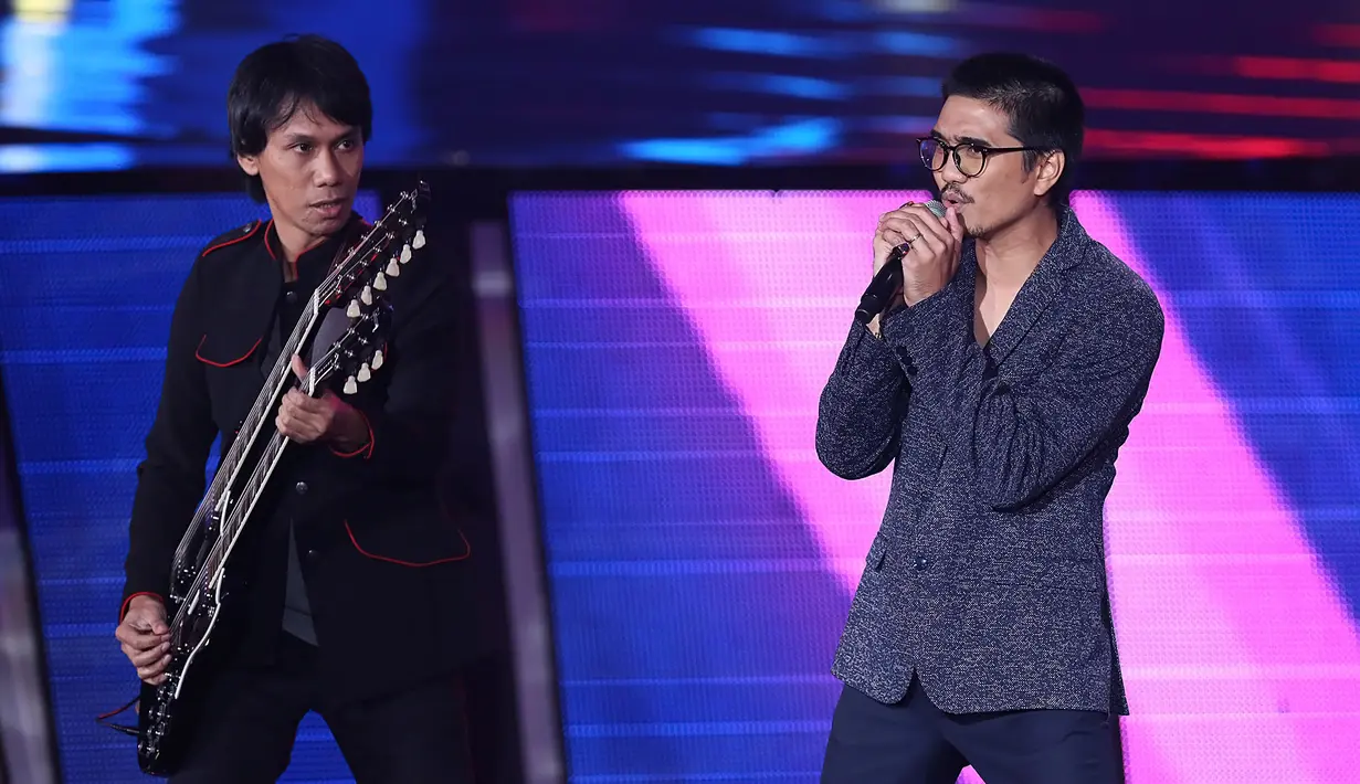 Grup asal Yogyakarta, Sheila On 7 salah satu pengisi acara konser dengan tema Semesta Cinta Indonesia tersebut. Grup musik yang telah berdiri 21 tahun itu berbagi panggung dengan grup musik legendaris, Slank. (Bambang E. Ros/Bintang.com)