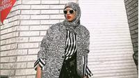 Rawdah Mohamed Jadi Editor Fesyen Berhijab Pertama di Vogue Skandinavia. (dok.Instagram @rawdis/https://www.instagram.com/p/CPOKZuGgK0w/Henry)
