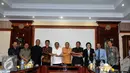 Ketua KPK, Agus Rahardjo (kelima kanan) bersama pimpinan KPK bersalaman dengan Jaksa Agung, HM Prasetyo (kelima kiri) jelang melakukan pertemuan tertutup di gedung Kejaksaan Agung di Jakarta, Selasa (5/1/2016). (Liputan6.com/Helmi Fithriansyah)