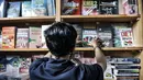 Pekerja merapikan susunan buku di salah satu rak JakBook, Pasar Kenari, Jakarta, Kamis (4/2/2021).  Pandemi Covid-19 yang masih mewabah menyebabkan toko buku besutan Pemprov DKI Jakarta bersama PD Pasar Jaya sepi pengunjung dan penjualan merosot hingga 70 persen. (merdeka.com/Iqbal S. Nugroho)