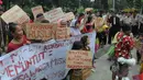 Puluhan warga sebuah perkampungan kumuh di kawasan Kebon Jeruk, Jakarta itu berunjuk rasa di Balaikota DKI, (11/9/14). (Liputan6.com/Herman Zakharia)