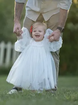 Latte Papa adalah sebutan untuk ayah modern yang terlibat aktif merawat dan mendampingi anak, sekaligus menunjukkan peran ayah yang hangat dan suportif. (Foto: DoniShala/Pixabay)