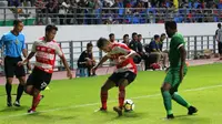 Duel Madura United vs Persebaya di Stadion Batakan, Balikpapan (24/2/2018), dalam Piala Gubernur Kaltim II. (Bola.com/Dok. Madura United)