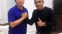 Seto Nurdiyantoro (kanan) bersama CEO PSIM Yogyakarta, Bambang Susanto usai menandatangani kontrak baru sebagai pelatih PSIM. (Dok PSIM Yogyakarta)