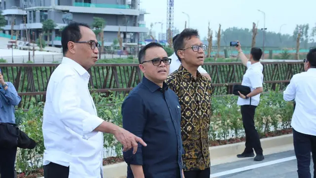 Menteri Pendayagunaan Aparatur Negara dan Reformasi Birokrasi (Menpan RB) Abdullah Azwar Anas bersama sejumlah menteri lain meninjau pembangunan infrastruktur di IKN. Pada Minggu (11/8/2024).(Dok Kementerian PANRB)