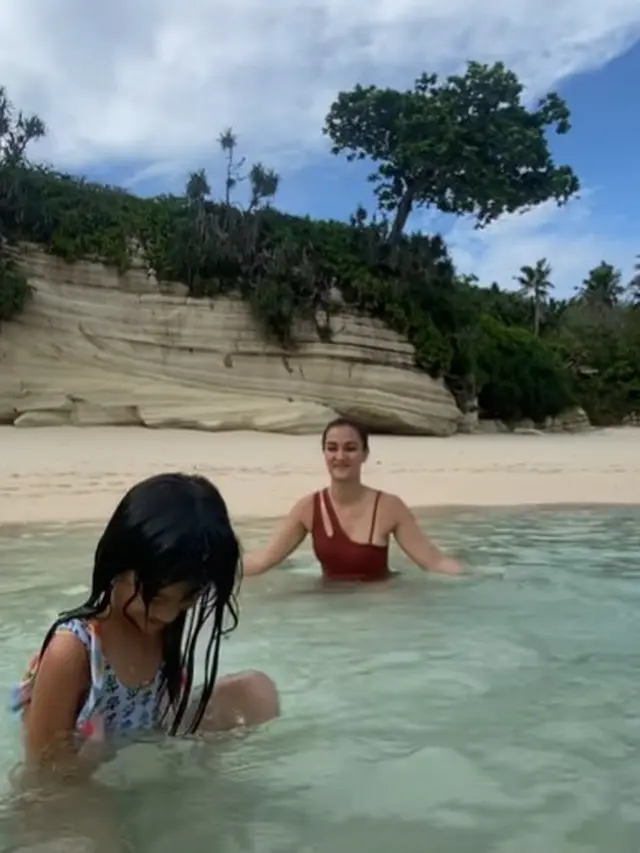 Atiqah Hasiholan liburan di Sumba (Instagram/atiqahhasiholan)