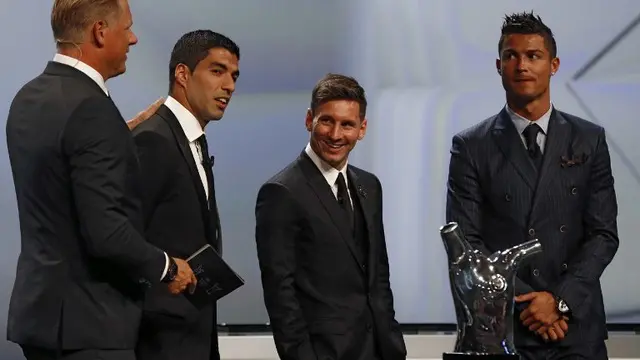 Saat menghadiri acara pengundian grup Liga Champions di Monaco, Luis Suarez bercanda dengan Leo Messi dengan mencoba menggigit striker Argentina tersebut. Beruntung Messi bisa menghidar dari gigitan Suarez.