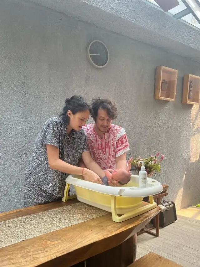 Potret Dimas Anggara dan Nadine Chandrawinata memandikan Baby Djala (Instagram/@dimsanggara dan Instagram/@nadinelist)