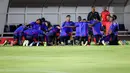 Sejumlah pemain Timnas Panama U-17 berdoa sebelum melakukan latihan resmi menjelang matchday kedua Grup A Piala Dunia U-17 2023 melawan Timnas Indonesia U-17 di Lapangan Thor, Wonokromo, Surabaya, Minggu (12/11/2023). (Bola.com/Bagaskara Lazuardi)