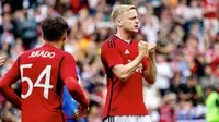 Gelandang Manchester United (MU), Donny van de Beek, merayakan keberhasilannya seusai mencetak gol ke gawang Lyon dalam laga persahabatan, Rabu (19/7/2023) malam WIB. (Dok. ManUtd)