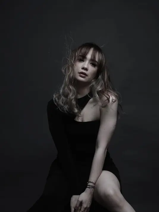 Ditambah dengan konsep monokrom, menambah kesan dramatis di foto-fotonya. [Instagram.com/anneofficial1990]