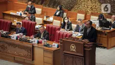 Wakil Ketua Komisi I DPR RI Abdul Kharis Almasyhari saat menyampaikan laporan hasil uji kelayakan dan kepatutan Calon Anggota KPI periode 2022-2025 dalam Rapat Paripurna ke-15 masa persidangan III tahun 2022-2023 di Kompleks Parlemen, Senayan, Jakarta, Selasa (7/2/2023). Rapat Paripurna tersebut mengesahkan calon Anggota Komisi Penyiaran Indonesia (KPI) Periode 2022-2025. (Liputan6.com/Faizal Fanani)
