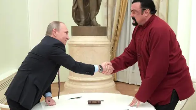 Steven Seagal menerima paspor Rusia dari Presiden Vladimir Putin pada 2016. (Foto: AFP/Sputnik/Alexey Druzhinin)
