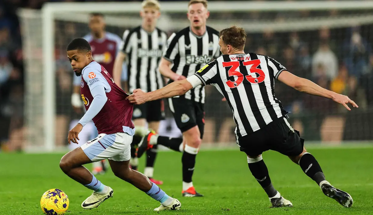 Bek tengah Newcastle United Fabian Schar tampil luar biasa pada laga ini. (Adrian DENNIS/AFP)