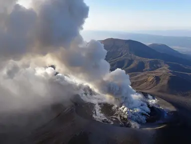 Gumpalan abu tebal terlihat akibat letusan Gunung Shinmoedake di Kirishima, Jepang selatan, (6/3). Badan Meteorologi Jepang mengatakan gunung tersebut meletus beberapa kali dan mengeluarkan abu dan asap sampai 2.300 meter (7.500 kaki). (Kyodo News via AP)