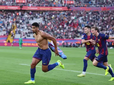 Pemain Barcelona, Ronald Araujo, melakukan selebrasi setelah mencetak gol ke gawang Girona pada laga pekan ke-9 La Liga 2025/2026 di Stadion Olimpic Lluis Companys, Sabtu (18/10) malam WIB. (AFP/Josep Lago)