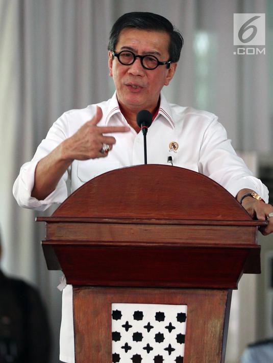 Menkumham Yasonna Laoly memberi sambutan dalam launching buku bela negara di LP Klas I Cipinang, Jakarta, Kamis (29/3). Menurut Yasonna, bela negara menjadi kewajiban seluruh warga negara Indonesia. (Liputan6.com/JohanTallo)