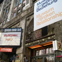 Mengenang mantan nggak harus selalu dengan kesedihan. Museum Of Broken Relationship ini kreatif! (Foto: wikipedia.com)