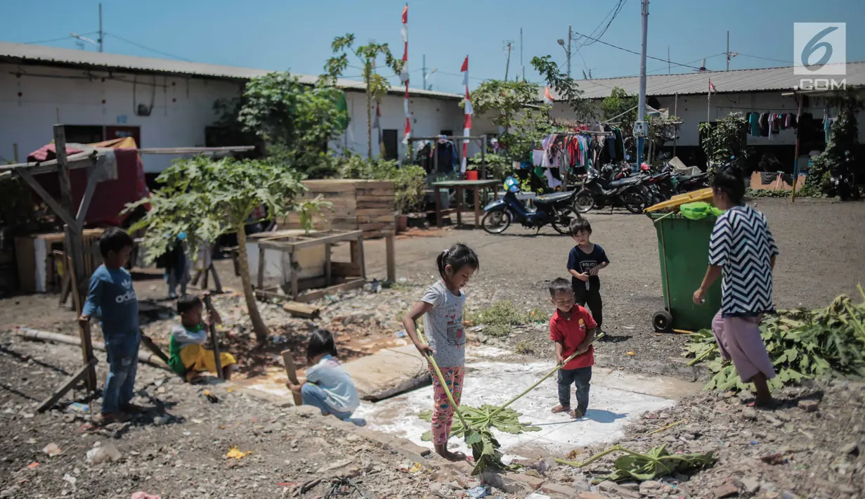 Anak-anak bermain di lapangan dekat "shelter" atau hunian sementara di Kampung Akuarium, Jakarta, Kamis (22/8/2019). Warga Kampung Akuarium berharap Pemprov DKI Jakarta segera menyediakan hunian tetap di kawasan tersebut setelah dua tahun menempati hunian sementara. (Liputan6.com/Faizal Fanani)