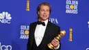 Aktor Brad Pitt berpose saat menghadiri Golden Globes 2020 di Beverly Hills, California, Amerika Serikat, Minggu (5/1/2020). Brad Pitt terpilih sebagai aktor pendukung terbaik di Golden Globes 2020 lewat perannya dalam film 'Once Upon a Time in Hollywood'. (Kevin Winter/Getty Images/AFP)