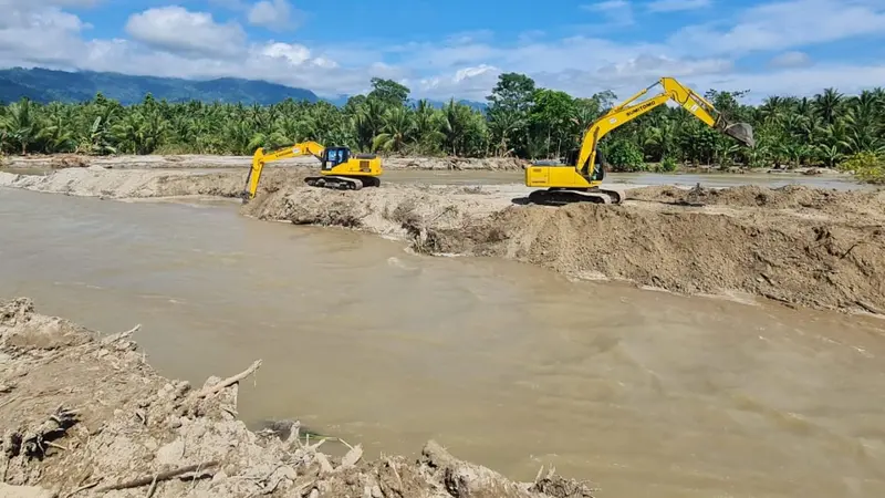Penanganan banjir bandang yang menerjang Desa Torue, Kabupaten Parigi Moutong, Sulawesi Tengah.