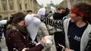 Inggris telah enam tahun berturut-turut menghelat acara yang diberi nama International Pillow Fight Day ini. Perang yang diselenggarakan di Trafalgar Square itu diikuti ratusan orang (AFP PHOTO / BEN STANSALL).