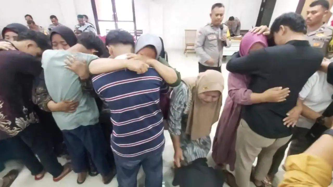 Momen haru puluhan pelajar terlibat kerusuhan Jepara menangis dalam pelukan orang tua