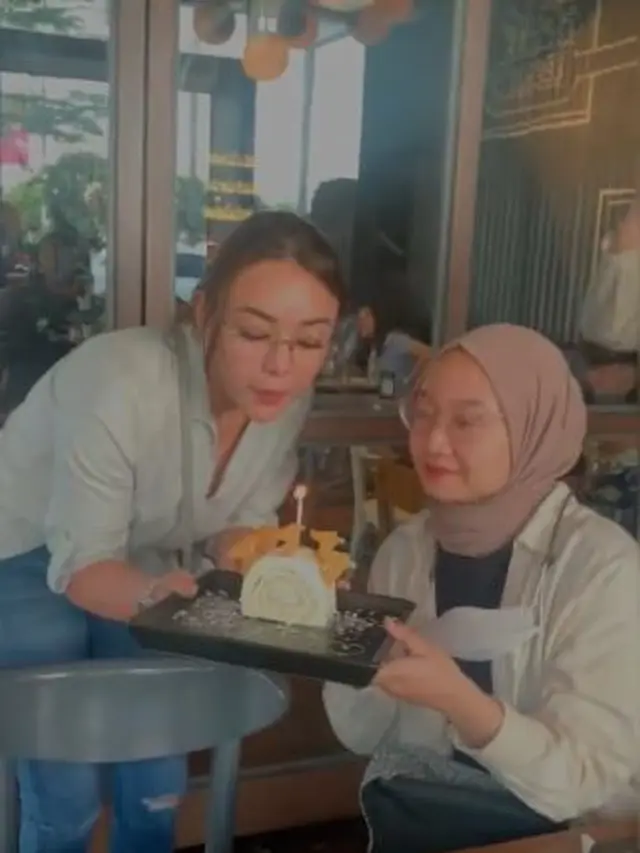 6 Momen Amanda Manopo Reuni Bareng Sahabat SMP, Seru Naik MRT
