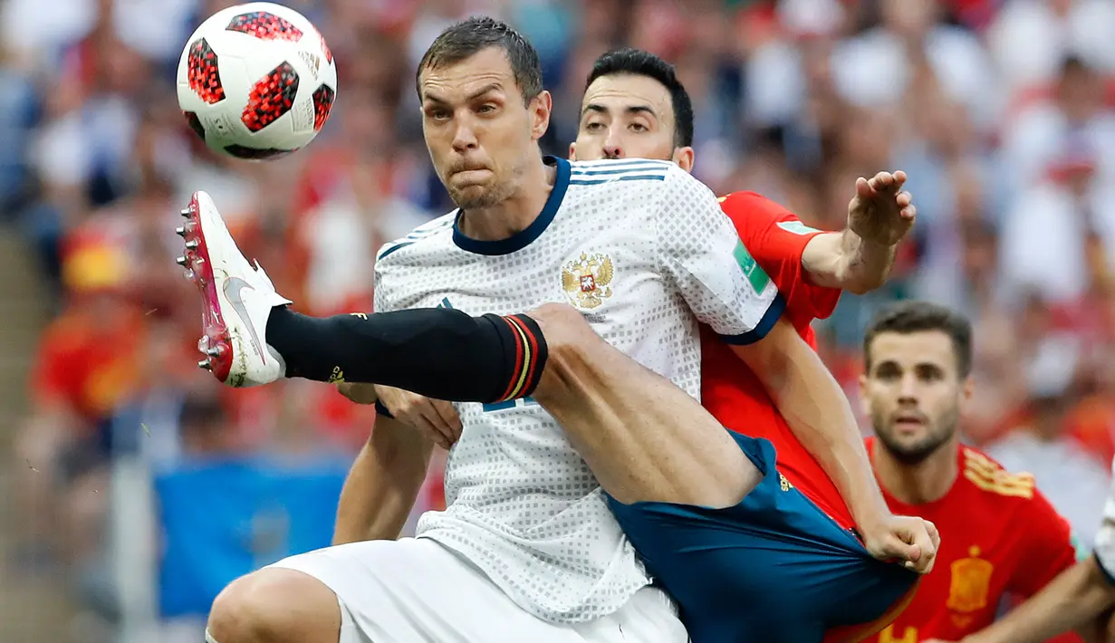 Pemain timnas Rusia, Artyom Dzyuba berebut bola dengan pemain Spanyol, Sergio Busquets pada babak 16 besar Piala Dunia 2018 di Stadion Luzhniki, Minggu (1/7). Rusia lolos ke perempat final setelah menang adu penalti 4-3 atas Spanyol. (AP/Antonio Calanni)